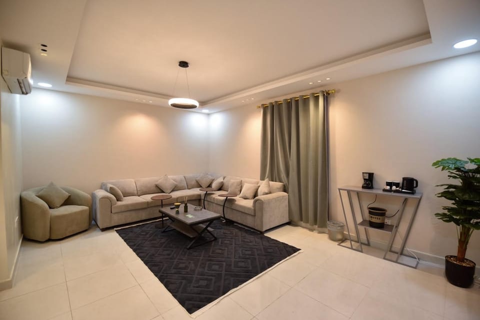 شقه انيقه في حي الحمراء - الخبر Apartment in Al Khobar