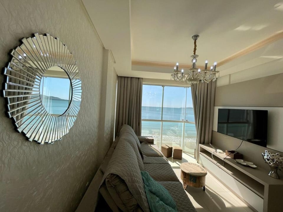 Apartamento confortável frente mar em Meia Praia 3 Suítes Apartment in Porto Belo