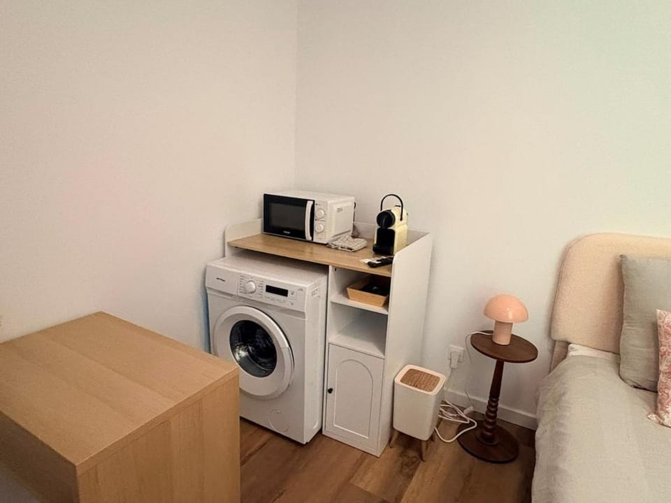 Bed, Photo of the whole room, Bedroom, washing machine