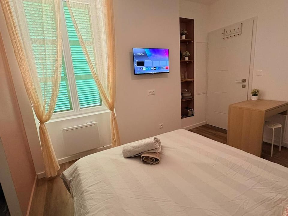 Bed, TV and multimedia, Photo of the whole room, Bedroom, towels