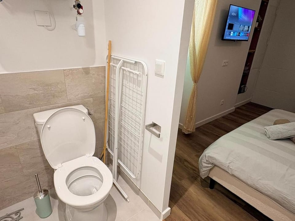 Toilet, Bed, Bathroom, TV and multimedia, Photo of the whole room, Bedroom, towels