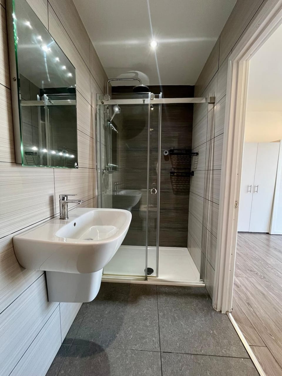 Stylish 2BR Apartment with Balcony and 75 inch Smart TV Apartment in London