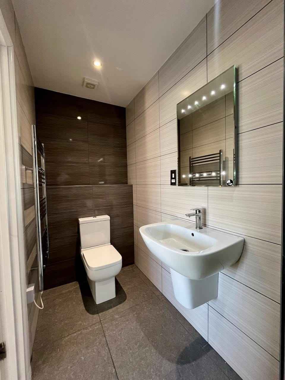 Stylish 2BR Apartment with Balcony and 75 inch Smart TV Apartment in London