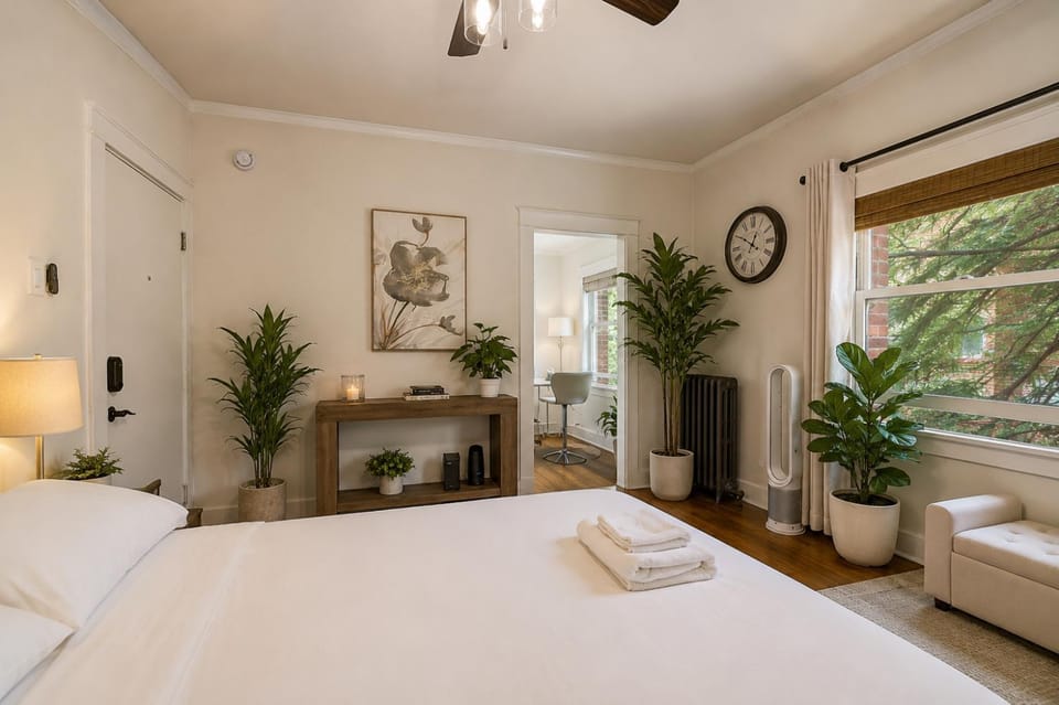 Bed, Photo of the whole room, Bedroom, towels