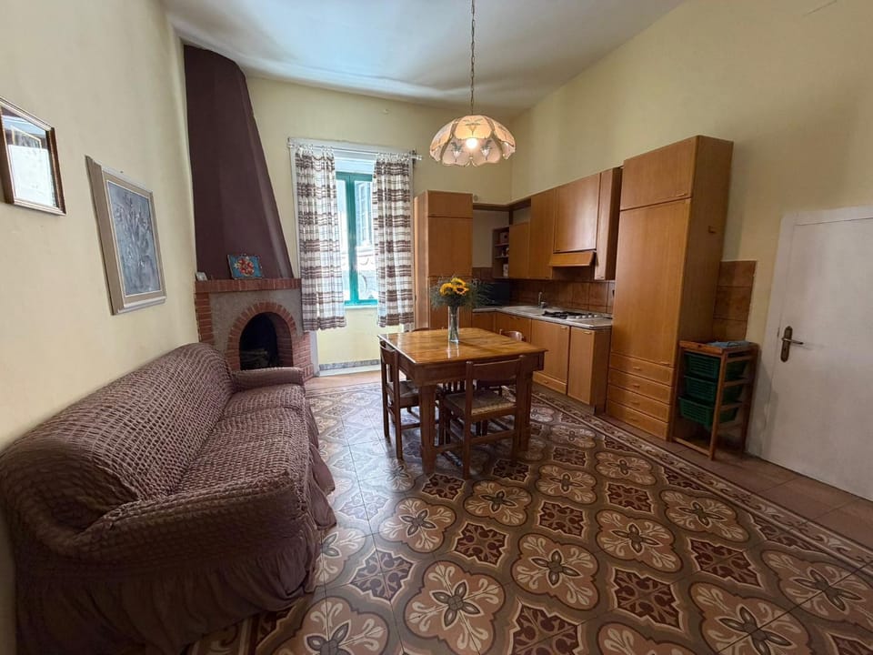 Living room, Dining area, oven