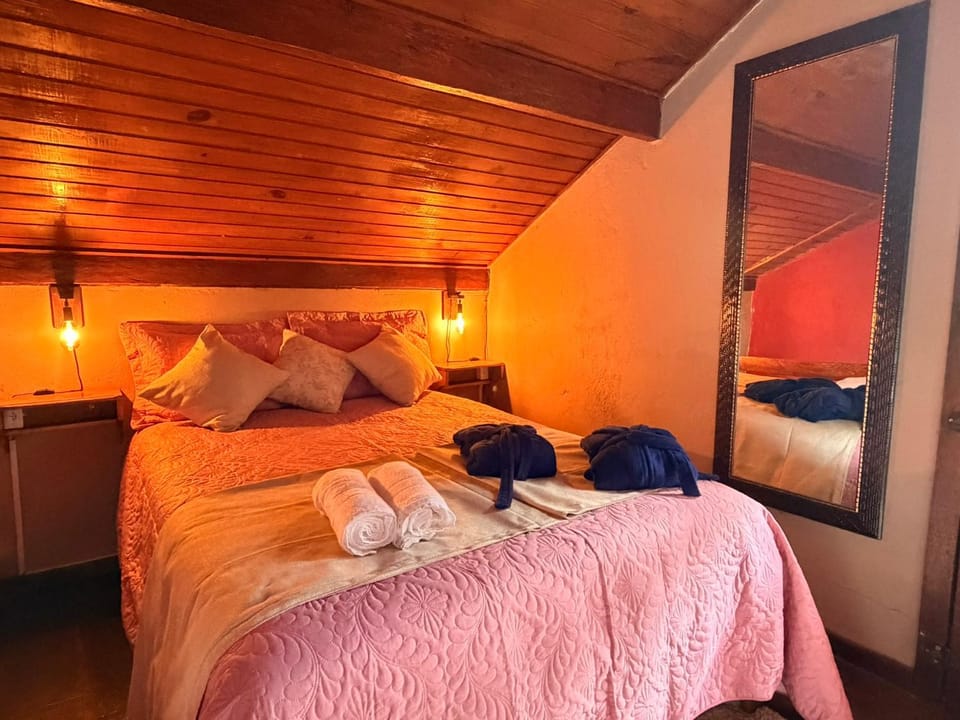 Bed, Photo of the whole room, towels
