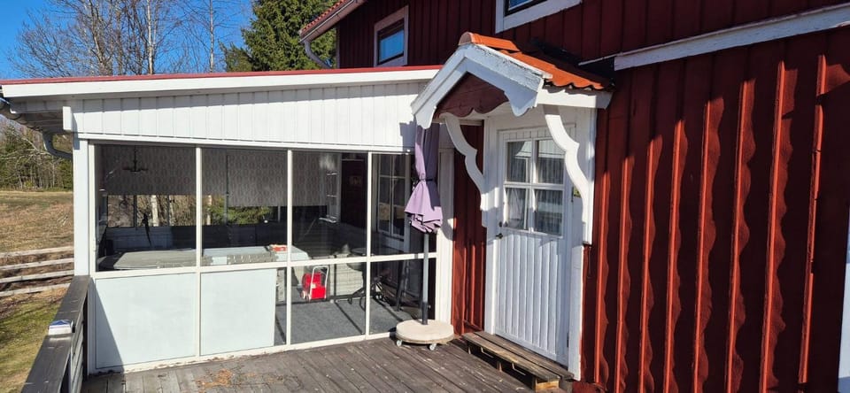 Summer gem with glazed terrace near Inlvsviken House in Sweden