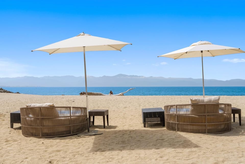 New Home 3BR condo near the ocean with pool, gym, AC, and full kitchen Apartment in La Cruz de Huanacaxtle
