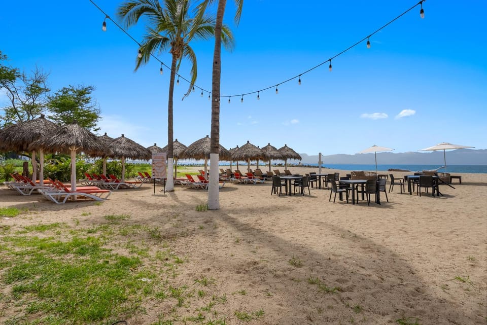 New Home 3BR condo near the ocean with pool, gym, AC, and full kitchen Apartment in La Cruz de Huanacaxtle