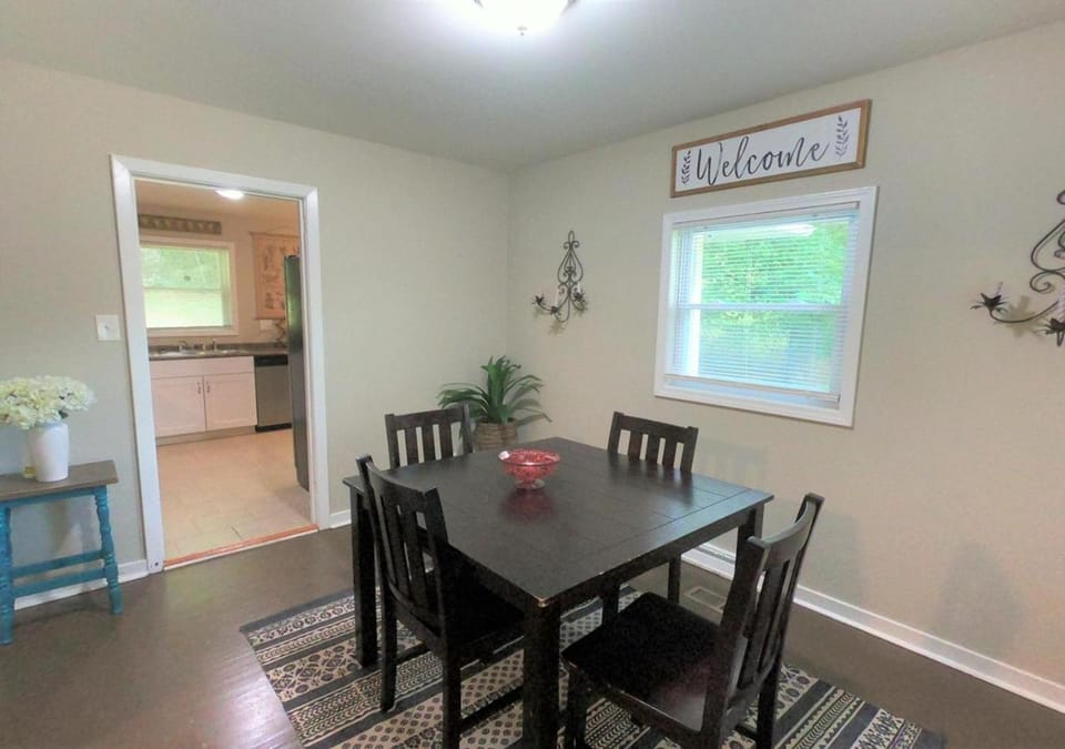 Seating area, Dining area