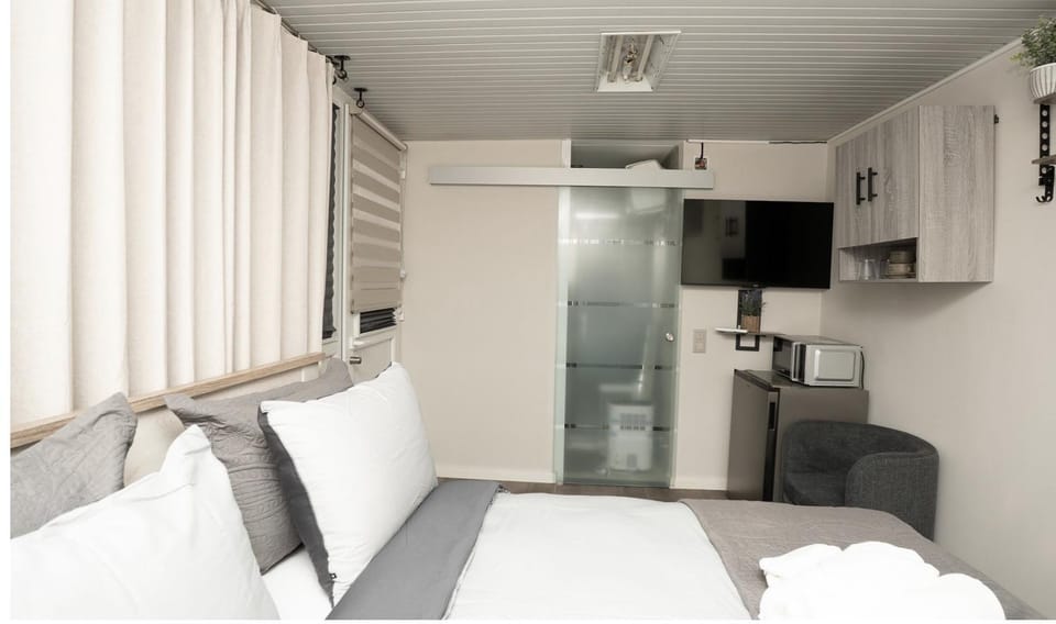 Bed, Kitchen or kitchenette, Photo of the whole room, air conditioner