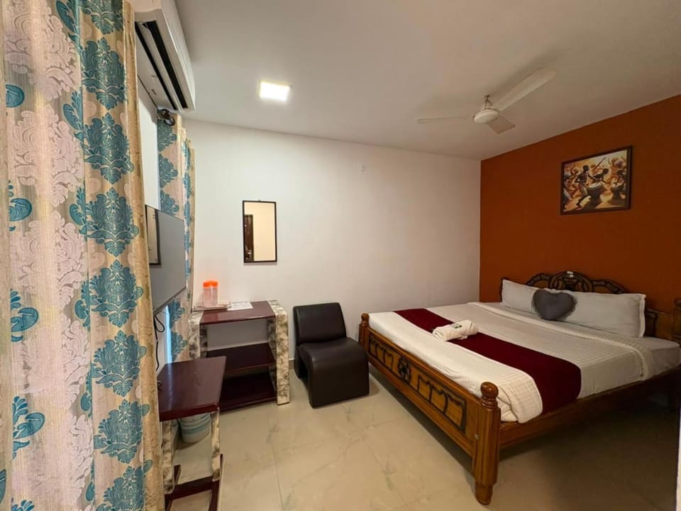 Bed, Photo of the whole room, Seating area, air conditioner