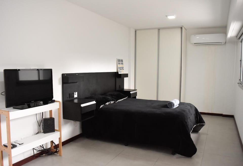 Bed, TV and multimedia, Photo of the whole room, Bedroom, air conditioner