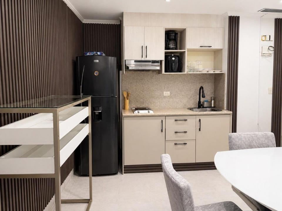 Bed, Coffee/tea facilities, Photo of the whole room, Dining area, Bedroom, minibar, pet friendly, stove