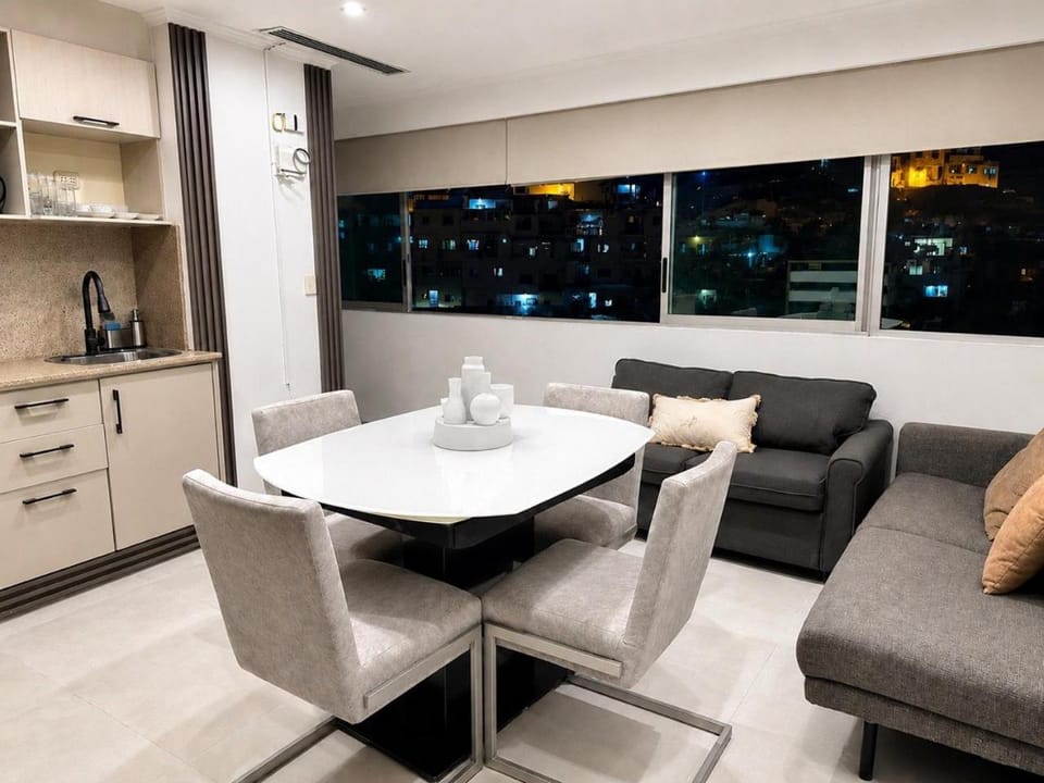 Kitchen or kitchenette, Living room, Seating area, Dining area