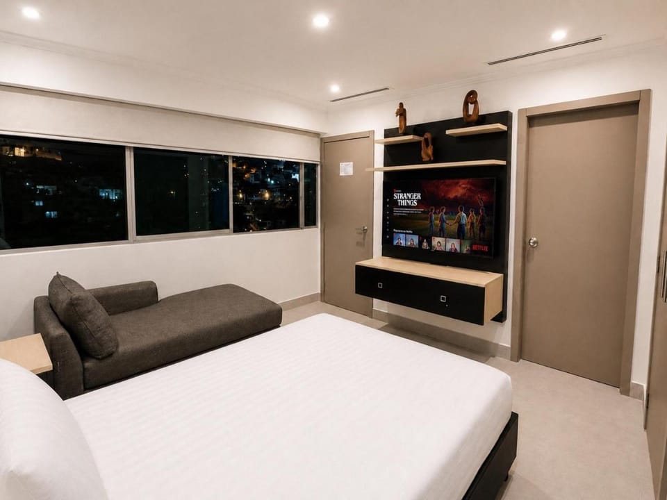 Bed, TV and multimedia, Photo of the whole room, Seating area, Bedroom