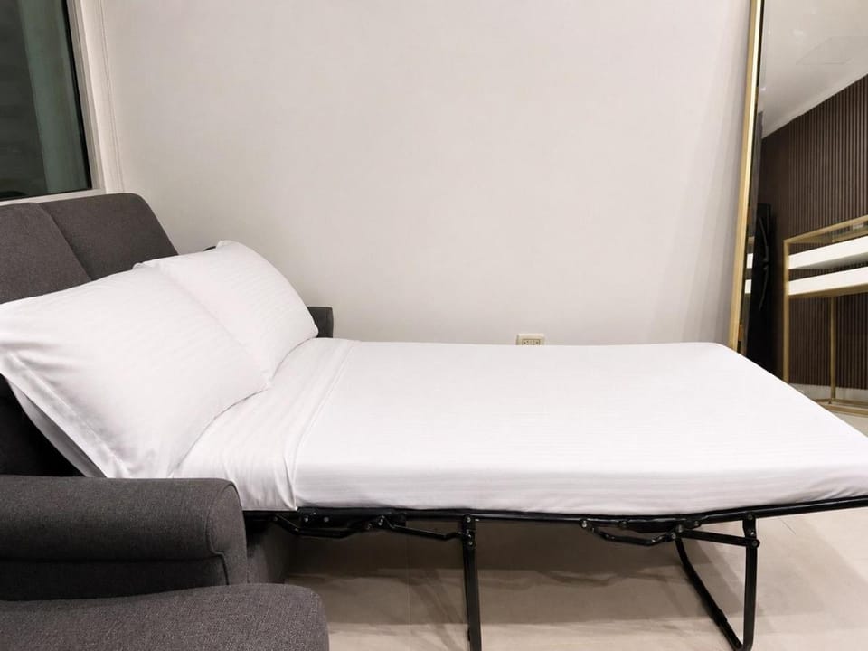 Bed, Photo of the whole room, Seating area, Bedroom