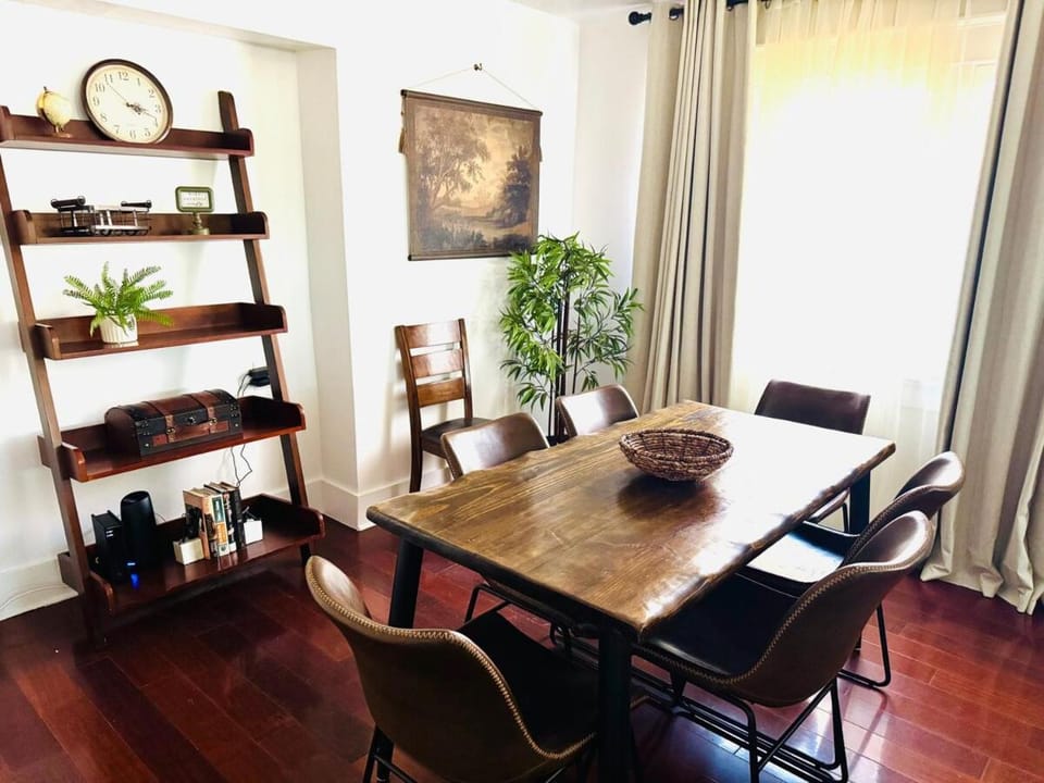4BR Home, Sleeps 10, Walk to USC Coliseum StarWars House in Los Angeles