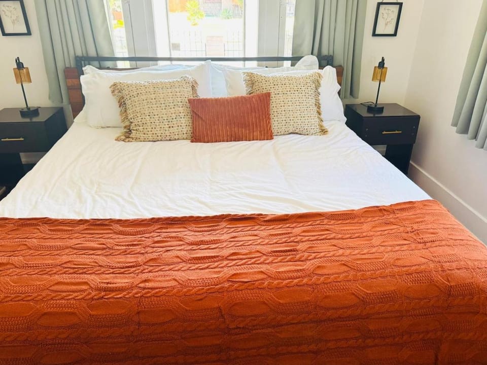 4BR Home, Sleeps 10, Walk to USC Coliseum StarWars House in Los Angeles