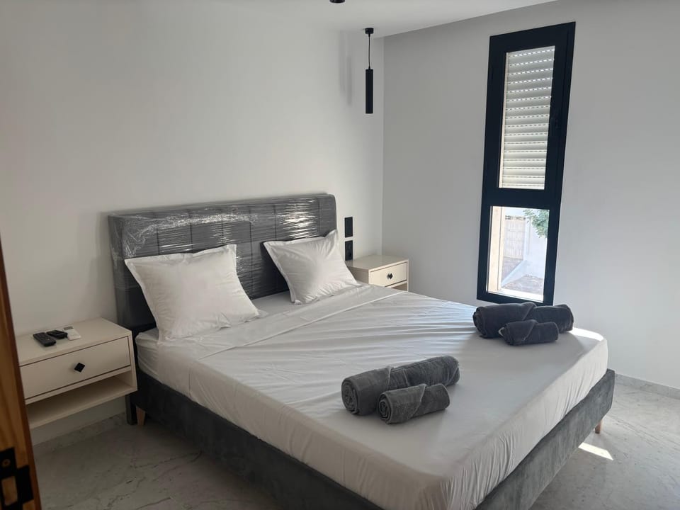 Bed, Photo of the whole room, Bedroom, towels