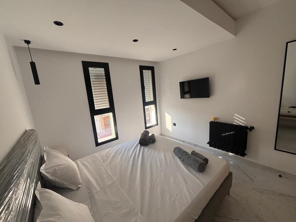 Bed, TV and multimedia, Photo of the whole room, Bedroom