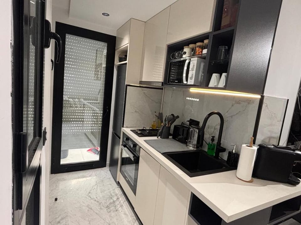 Coffee/tea facilities, Kitchen or kitchenette, oven, stove, toaster