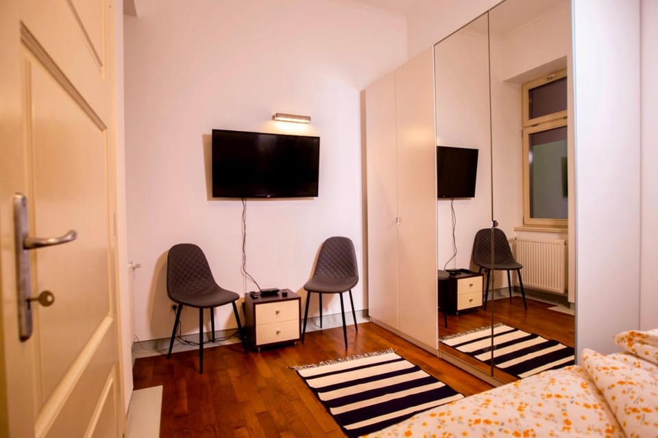 TV and multimedia, Photo of the whole room, Bedroom