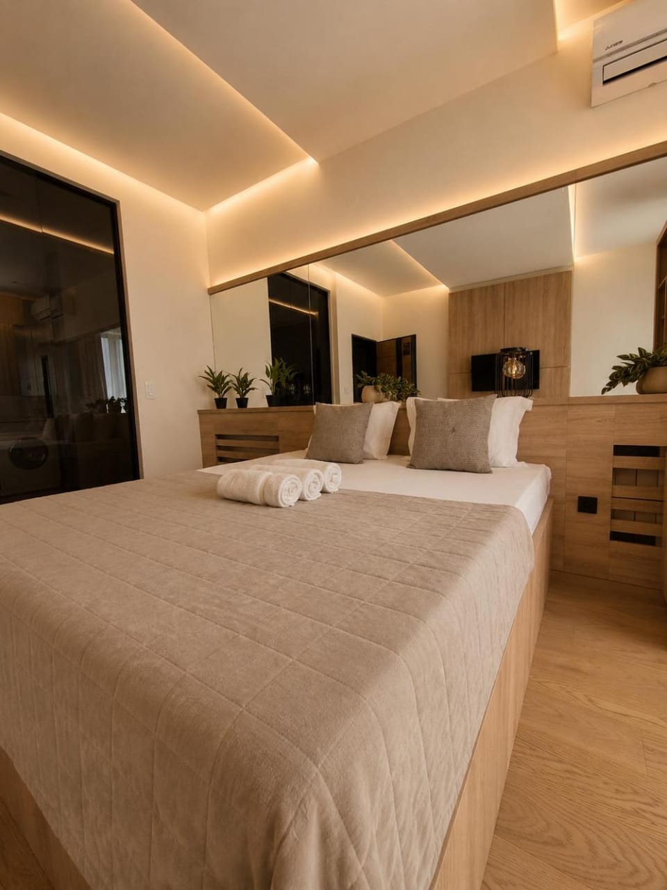 Bed, TV and multimedia, Photo of the whole room, Bedroom, towels, air conditioner