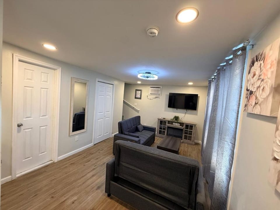 Modern Downtown Newton House Unit Apartment in Newton