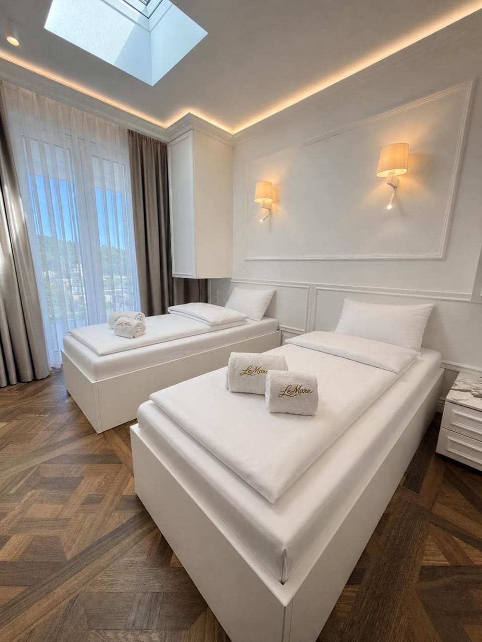 Photo of the whole room, Bedroom, towels