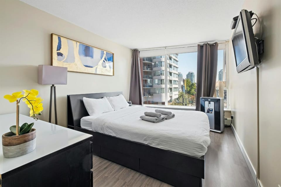 Spectacular 3BR Condo - Downtown Core Apartment in Vancouver