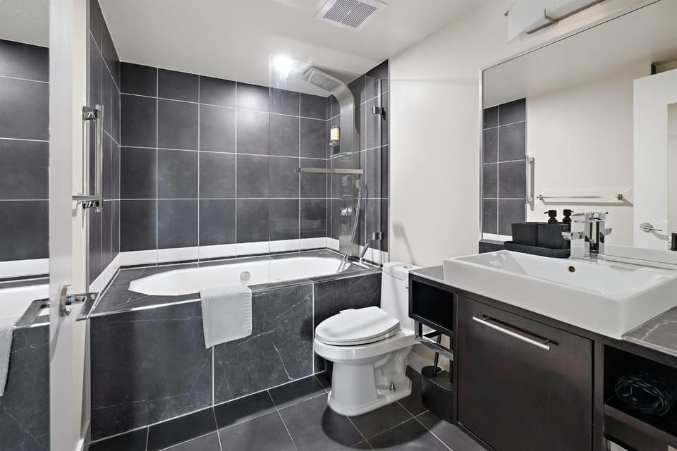 Spectacular 3BR Condo - Downtown Core Apartment in Vancouver