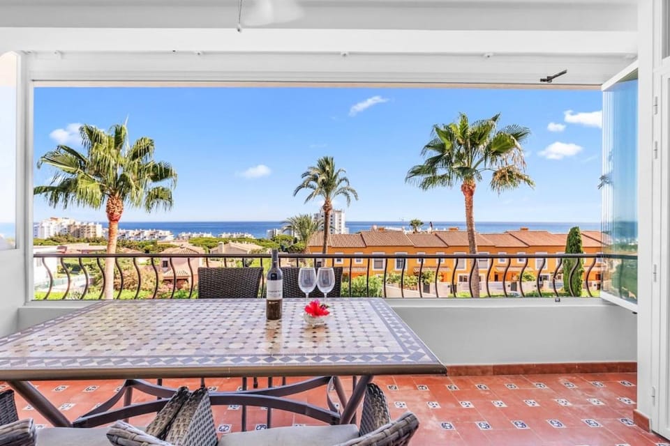 Sea Views to Africa &Pool Calahonda Apartment in Sitio de Calahonda