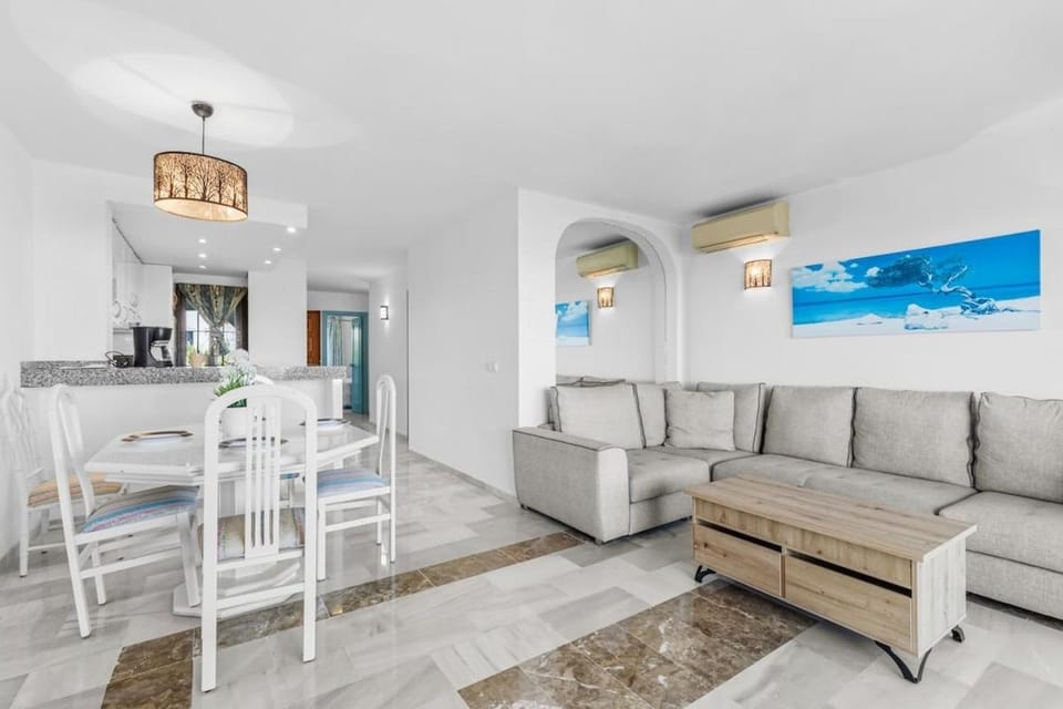 Sea Views to Africa &Pool Calahonda Apartment in Sitio de Calahonda
