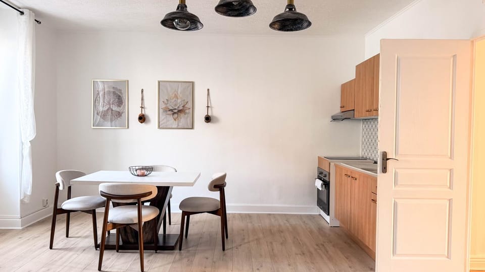 Kitchen or kitchenette, Dining area