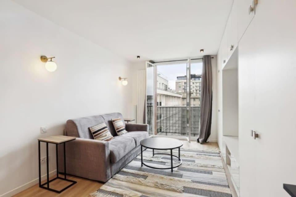 Mobility lease Large studio Paris Apartment in Paris