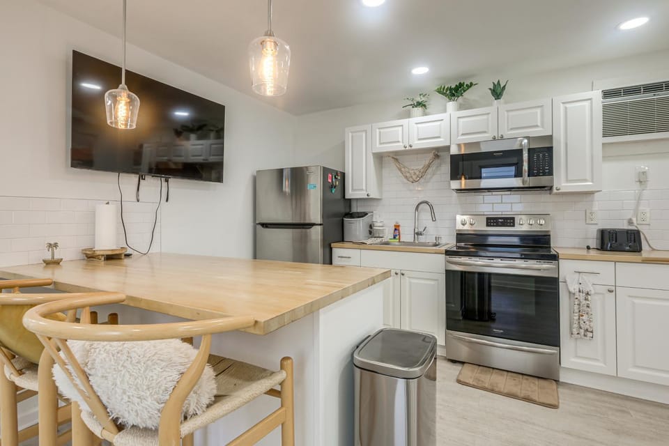 Walk to Dtwn! Home 2 Mi to Lake Worth Beach Park House in Lake Worth