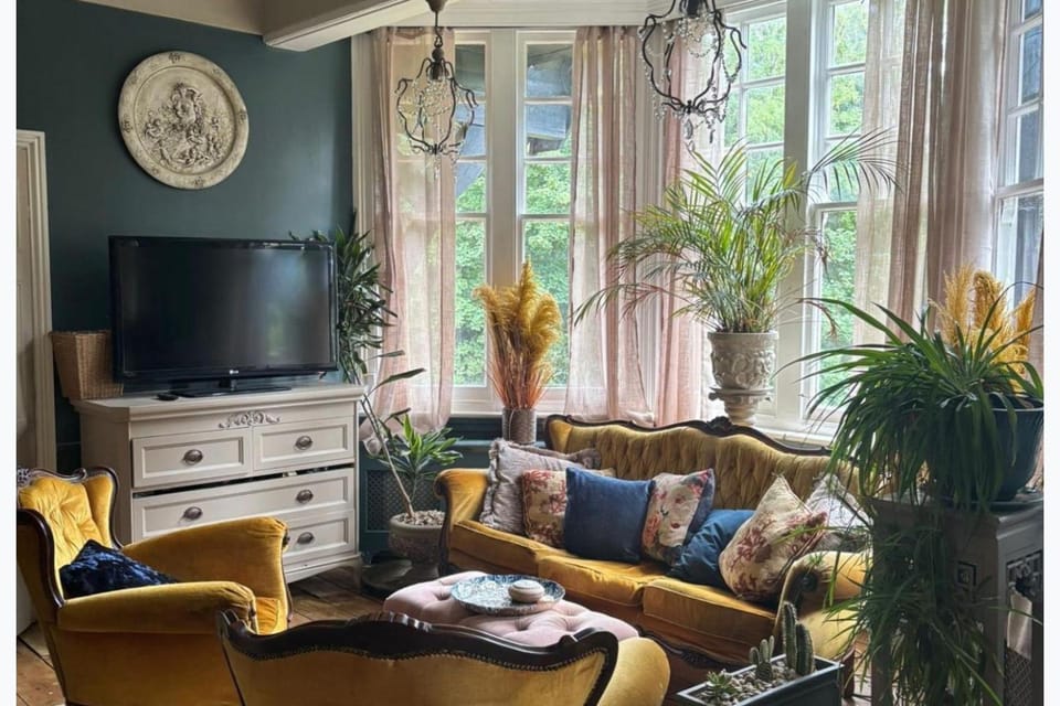 Communal lounge/ TV room, TV and multimedia, Living room, Seating area, Evening entertainment