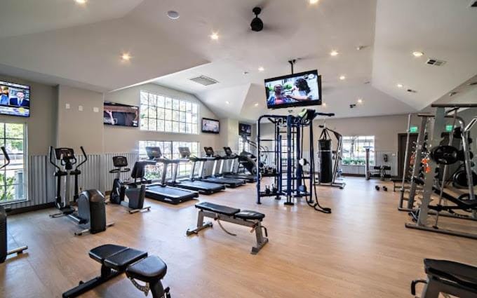 Quaint 2BR King Suite w Gym& close to DT Apartment in Montopolis