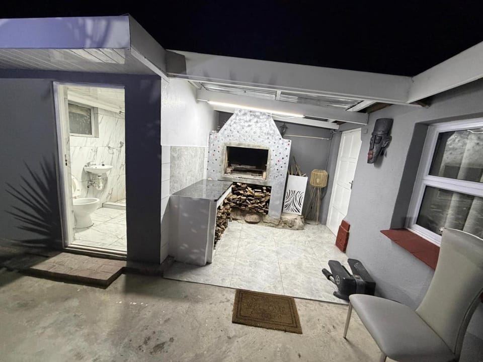 Vero Guest House On Pringle Bed and Breakfast in Cape Town