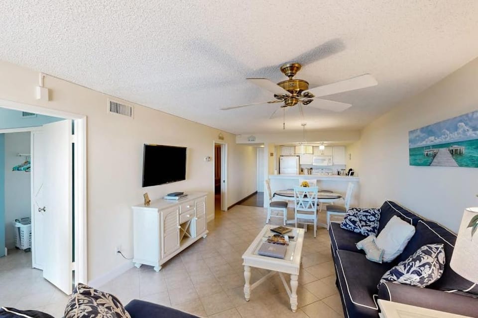 Beachfront condo with ocean views, pool, sundeck, & private balcony Apartment in Hutchinson Island