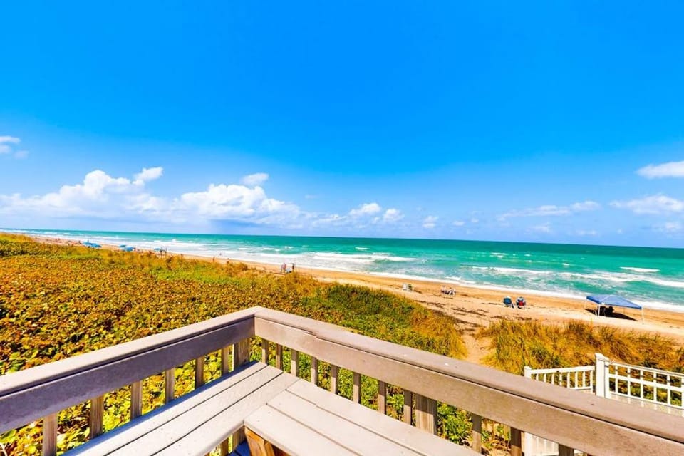 Beachfront condo with ocean views, pool, sundeck, & private balcony Apartment in Hutchinson Island
