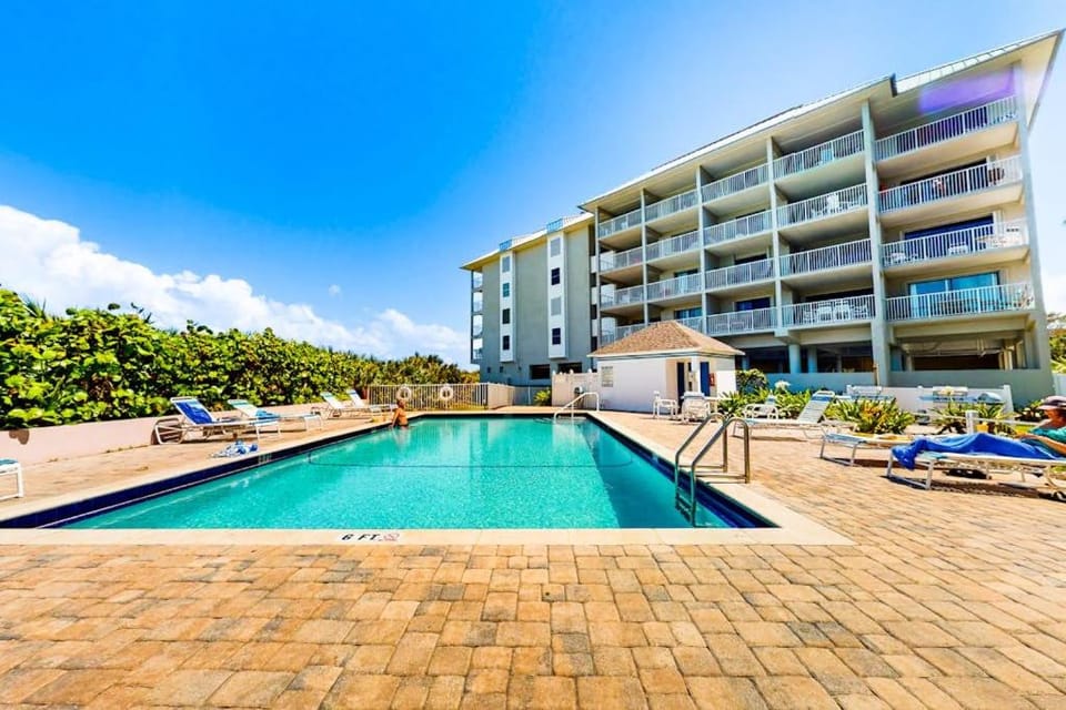 Beachfront condo with ocean views, pool, sundeck, & private balcony Apartment in Hutchinson Island
