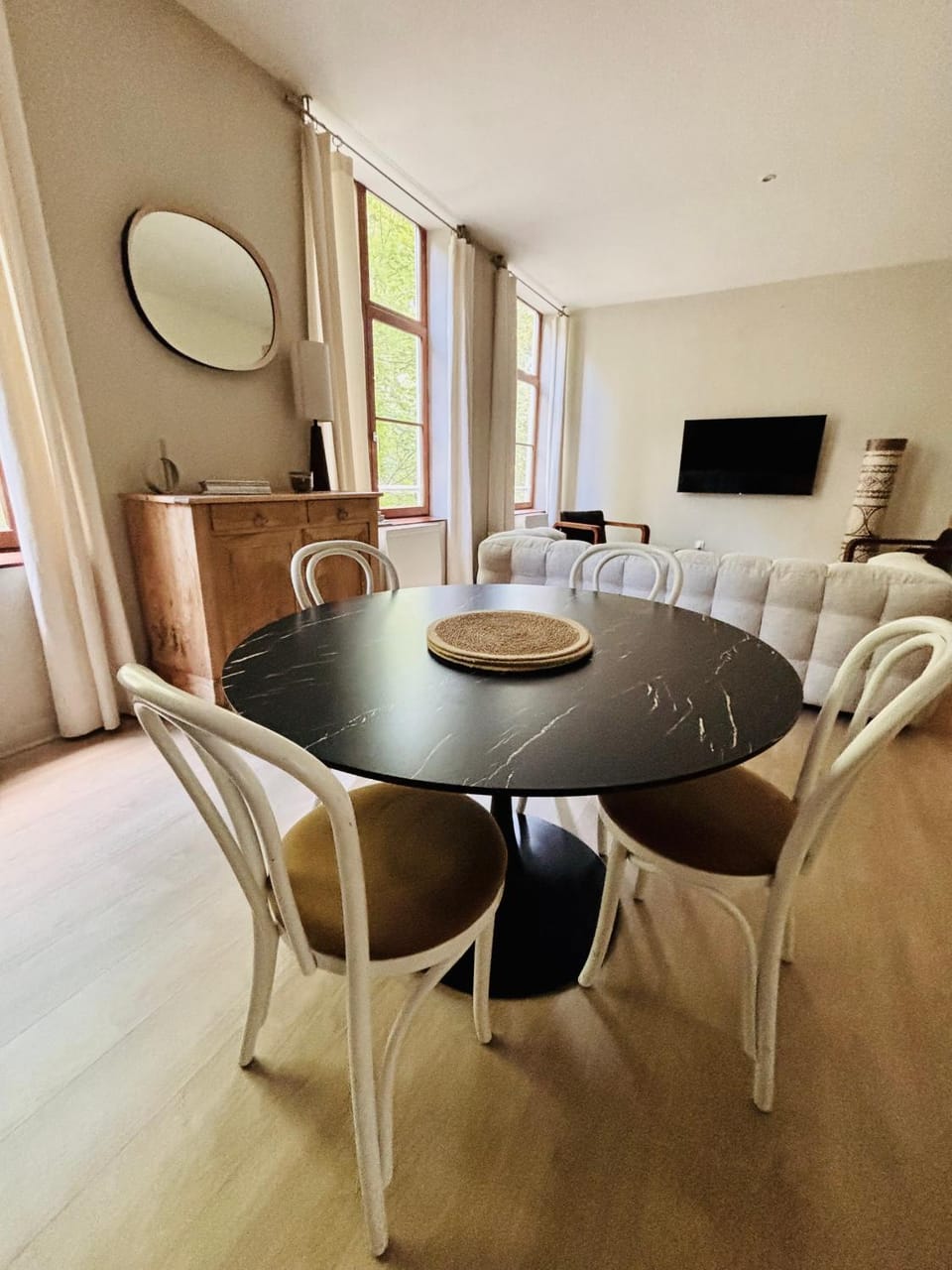 TV and multimedia, Seating area, Dining area