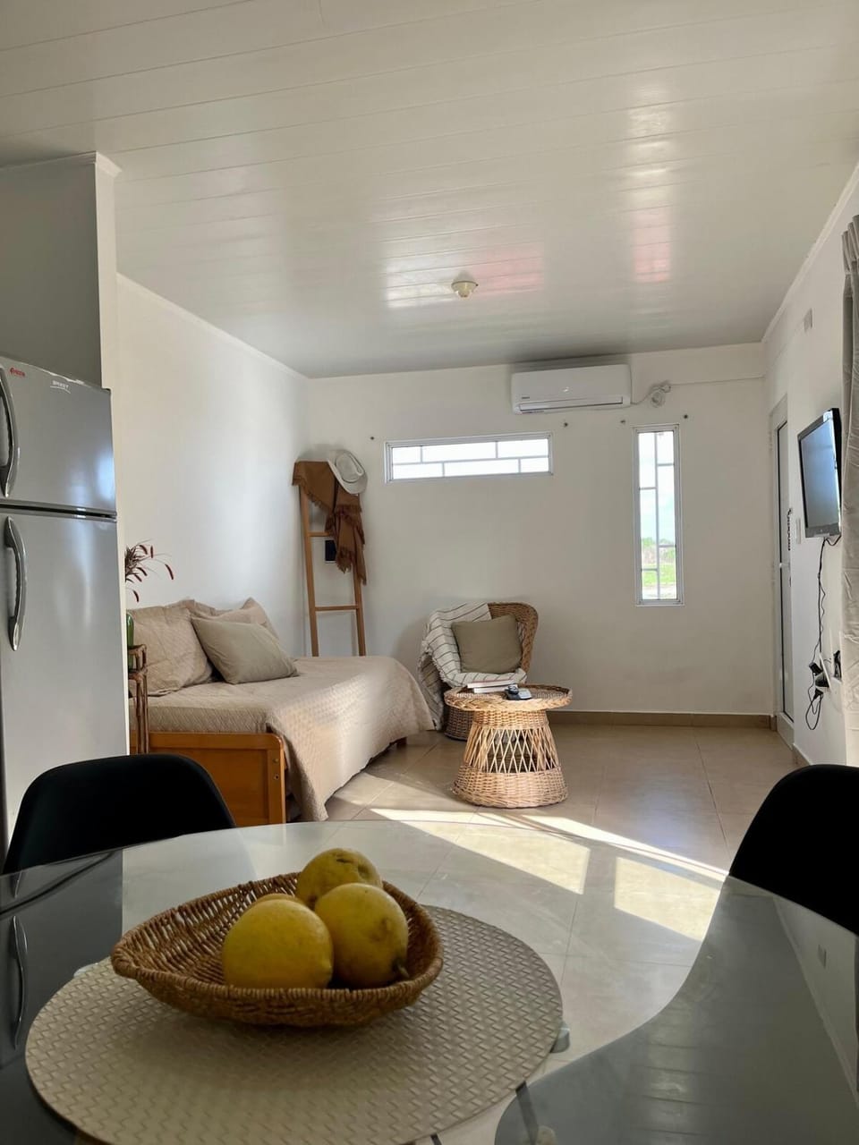 TV and multimedia, Living room, Seating area, Dining area