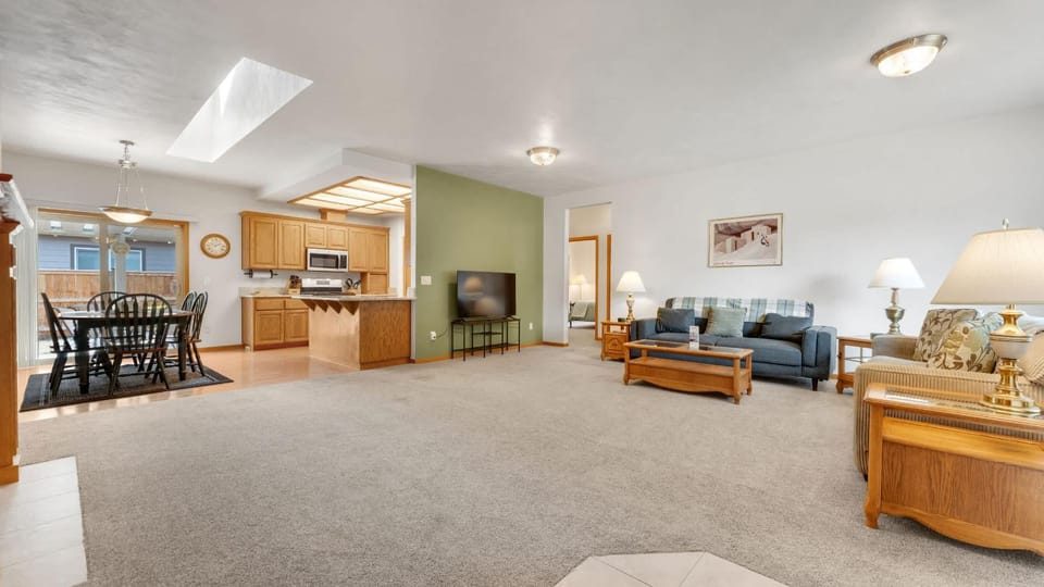 Evergreen Haven - Spacious Retreat Near the Best of Eugene House in Eugene