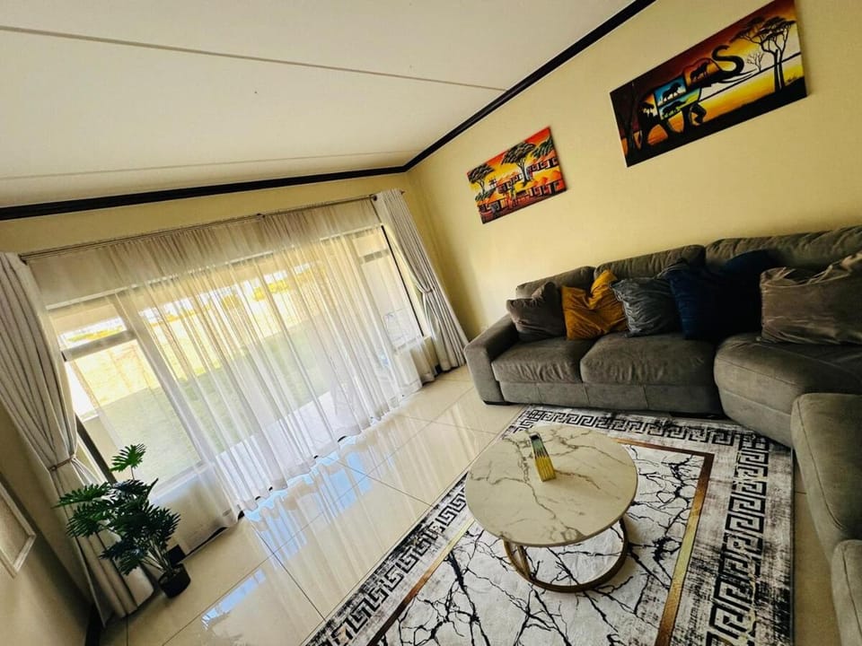 Modern Fourways -Spacious 3Bedroom Retreat& 2 bath Apartment in Sandton