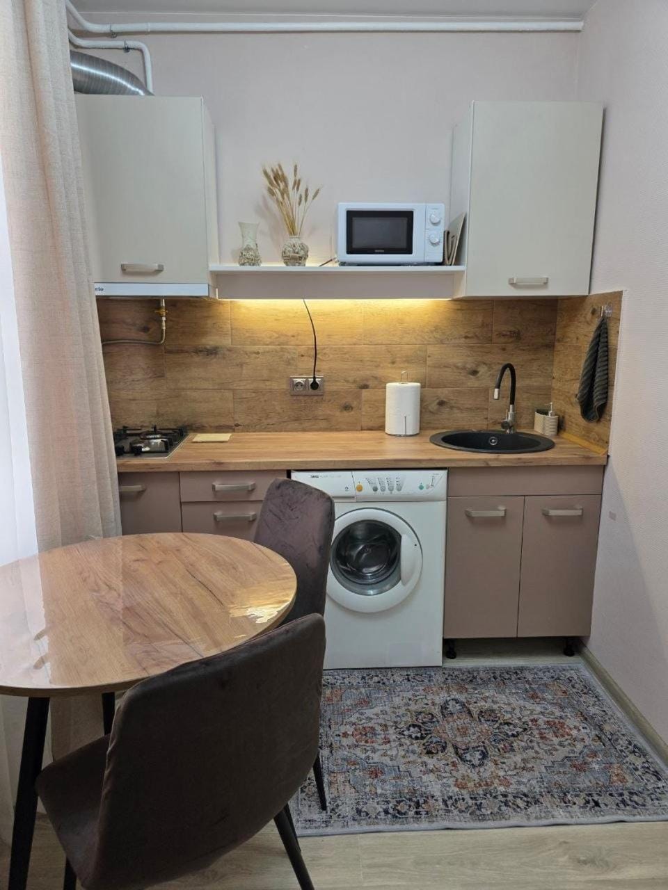 Kitchen or kitchenette, Dining area, washing machine