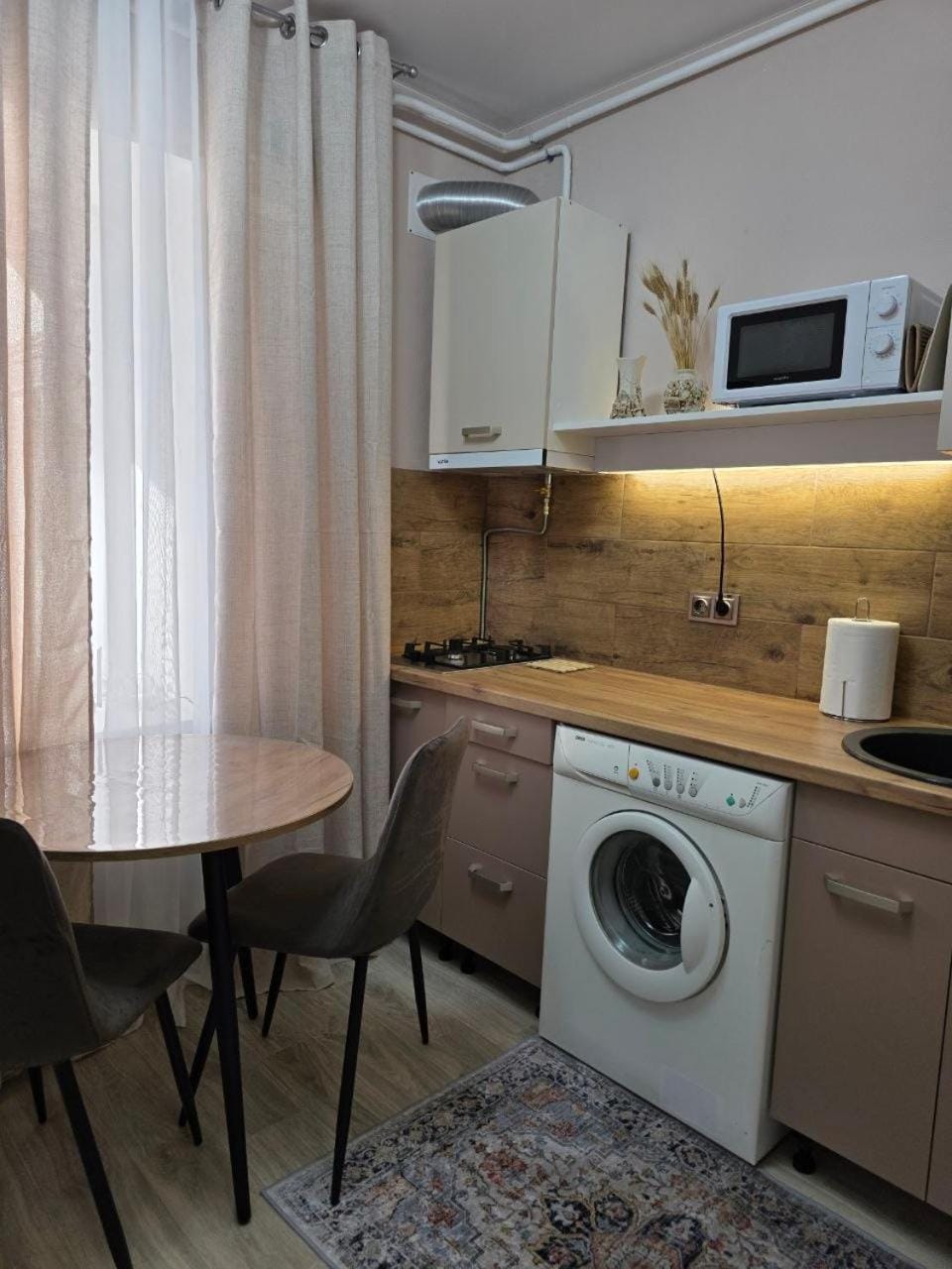 Kitchen or kitchenette, Dining area, washing machine
