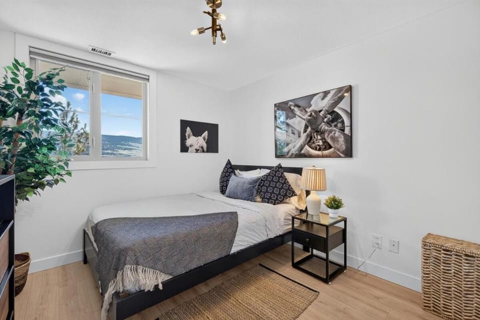 Mountain View w Pool, Hot Tub & Golf Nearby 2318 Apartment in Kelowna